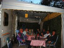 in gemütlicher Runde abends